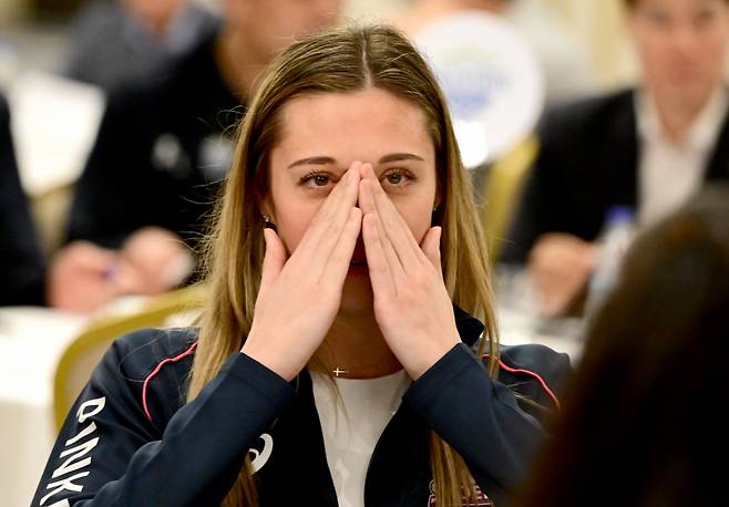 레베카 라셈이 흥국생명의 지명 후 눈물을 닦고 있다. /사진=한국배구연맹(KOVO) 제공