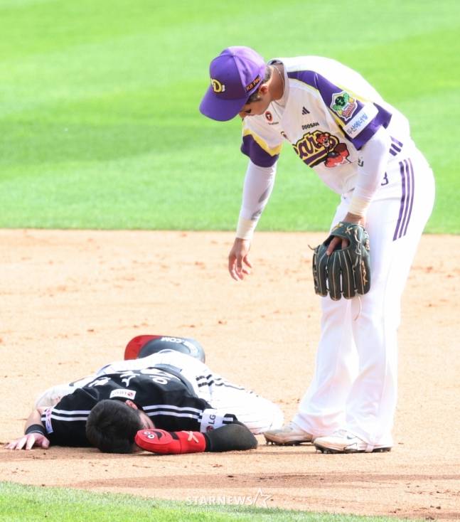2025 신한 SOL Bank KBO리그 두산 베어스 대 LG 트윈스 경기가 6일 잠실야구장에서 열렸다. LG 8회초 무사 1루에서 1루주자 오스틴(왼쪽에서 두 번째)이 문보경의 내야땅볼 때 2루로 뛰다 두산 2루수 강승호와 충돌한 후 쓰러져 고통스러워하고 있다. /사진=김진경 대기자