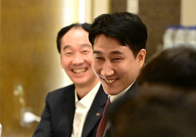 권영민 한국전력 감독이 미소짓고 있다. /사진=한국배구연맹(KOVO) 제공