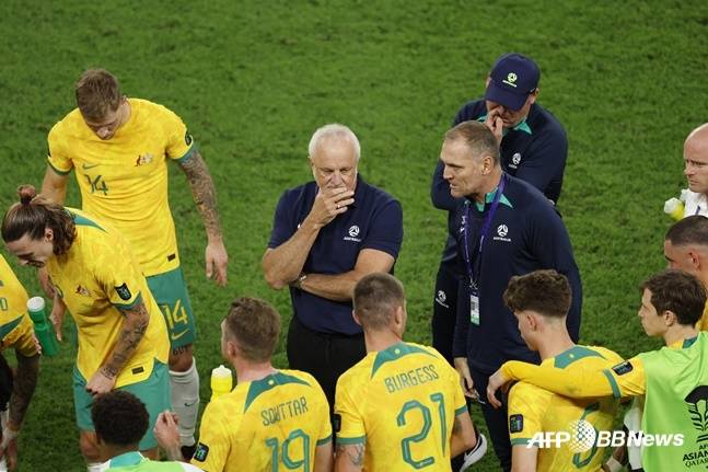 호주 대표팀을 이끌던 그레이엄 아놀드(가운데) 감독의 모습. /AFPBBNews=뉴스1