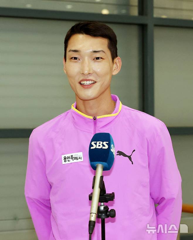 우상혁이 10일 오후 인천국제공항 제1여객터미널로 귀국해 취재진의 질문에 답하고 있다. /사진=뉴시스