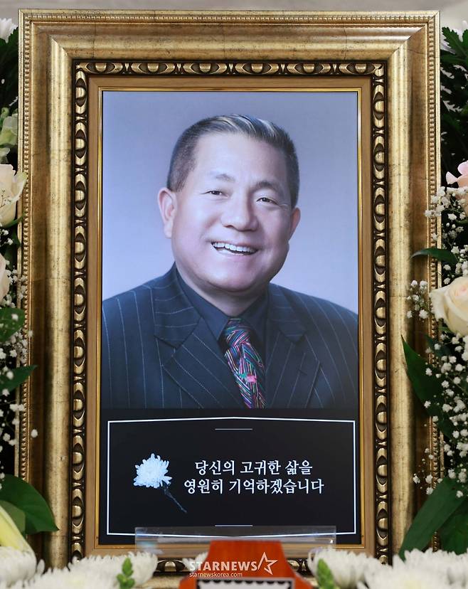'뽀빠이' 故 이상용이 갑작스럽게 별세한 가운데 10일 오후 서울 서초구 반포동 가톨릭대학교 서울성모병원장례식장 31호실에 마련된 빈소에 영정사진이 놓여있다. /사진공동취재단 2025.05.10 /사진=이동훈 photoguy@