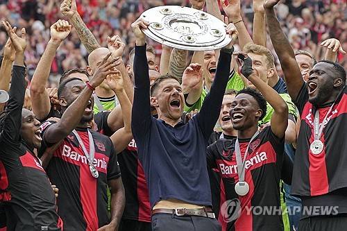 레버쿠젠이 지난 9일(한국시간) 공식 홈페이지를 통해 사비 알론소 감독이 올 시즌을 끝으로 구단을 떠난다고 발표했다.&nbsp;연합뉴스