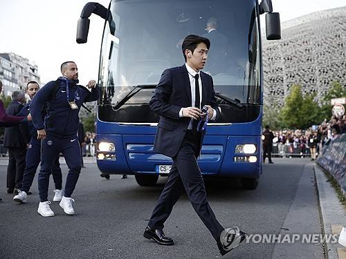 겨울 이적시장부터 불이 붙었던 이강인의 프리미어리그 이적설이 여름 이적시장을 앞두고 다시 불붙기 시작했다. PSG에서 주전 입지를 찾지 못하면서 이강인도 출전 시간을 되찾기 위한 움직임을 시작할 것으로 보인다.   이는 지난 4일(한국시간) 프랑스 유력지 '레키프'의 보도 이후 재점화됐다.연합뉴스