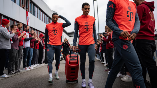 뮌헨이 지난 9일(한국시간) 구단 사회관계망서비스(SNS0를 통해 분데스리가 우승 확정 이후 첫 훈련을 진행한 뮌헨 선수단에게 뮌헨 직원들이 박수를 쳐주는 '가드오브아너'를 진행한 소식을 전했다. 이날 뮌헨 훈련장인 자베네르 슈트라스에서 진행된 훈련에서 뮌헨 구단 직원들 모두 모여 훈련을 위해 피치 위로 나서는 뮌헨 선수단을 위해 도열해 박수를 쳤다. 하지만 김민재는 보이지 않았다. 뮌헨