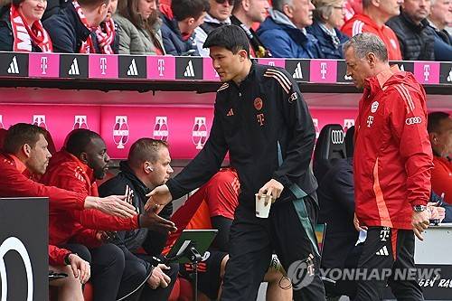 뮌헨이 지난 9일(한국시간) 구단 사회관계망서비스(SNS0를 통해 분데스리가 우승 확정 이후 첫 훈련을 진행한 뮌헨 선수단에게 뮌헨 직원들이 박수를 쳐주는 '가드오브아너'를 진행한 소식을 전했다. 이날 뮌헨 훈련장인 자베네르 슈트라스에서 진행된 훈련에서 뮌헨 구단 직원들 모두 모여 훈련을 위해 피치 위로 나서는 뮌헨 선수단을 위해 도열해 박수를 쳤다. 하지만 김민재는 보이지 않았다. 연합뉴스