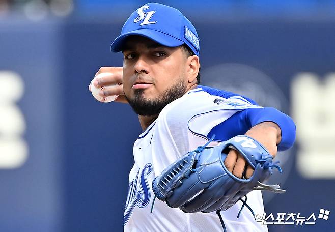 삼성 라이온즈 투수 데니 레예스가 경기에 등판해 투구하고 있다. 엑스포츠뉴스 DB