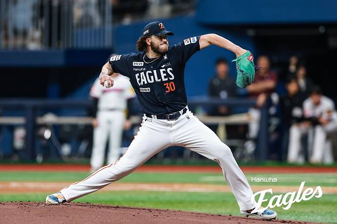 10일 오후 서울 고척스카이돔에서 열린 '2025 신한 SOL Bank KBO리그' 한화 이글스와 키움 히어로즈의 경기, 한화 선발투수 폰세가 공을 힘차게 던지고 있다. 한화 이글스