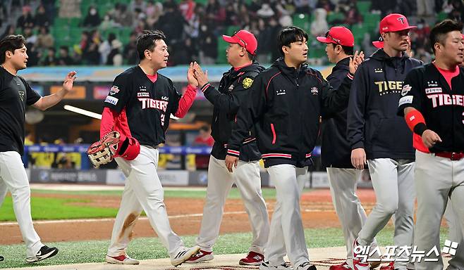 10일 오후 인천SSG랜더스필드에서 열린 '2025 신한 SOL Bank KBO리그' KIA 타이거즈와 SSG 랜더스의 경기, KIA가 SSG에 5:4 승리를 거뒀다.  이날 경기에서 승리한 KIA 선수들이 기뻐하고 있다. 문학, 김한준 기자