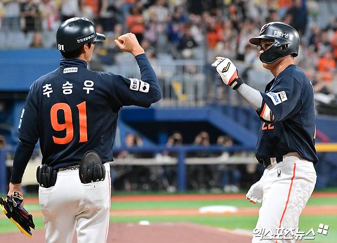 9일 오후 서울 구로구 고척스카이돔에서 열린 '2025 신한 SOL Bank KBO리그' 한화 이글스와 키움 히어로즈의 경기, 2회초 한화 채은성이 좌중간 안타를 날린 후 귀루하고 있다. 엑스포츠뉴스 DB