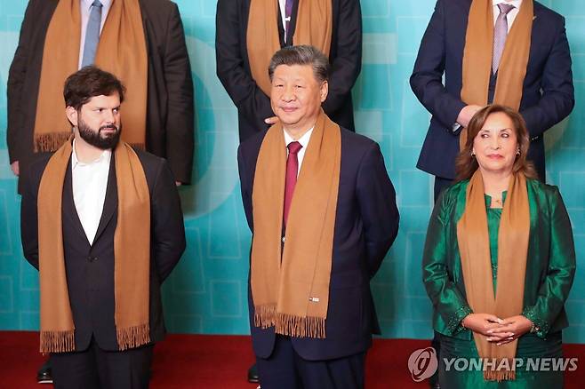 2024년 11월 APEC 정상회의에서 나란히 선 칠레(왼쪽부터)·중국·페루 정상 [EPA 연합뉴스 자료사진. 재판매 및 DB 금지]
