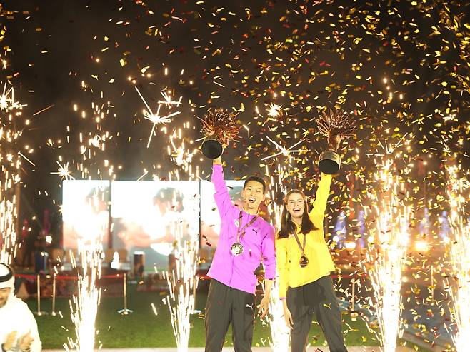 왓 그래비티 챌린지에서 우승한 우상혁과 마후치크 (서울=연합뉴스) 우상혁(왼쪽)이 10일(한국시간) 카타르 도하 카타라 원형극장에서 열린 왓 그래비티 챌린지 남자 높이뛰기 대회에서 우승한 뒤, 여자부 1위 마후치크와 기념 촬영하고 있다. [용인시청 육상팀 제공. 재판매 및 DB금지]