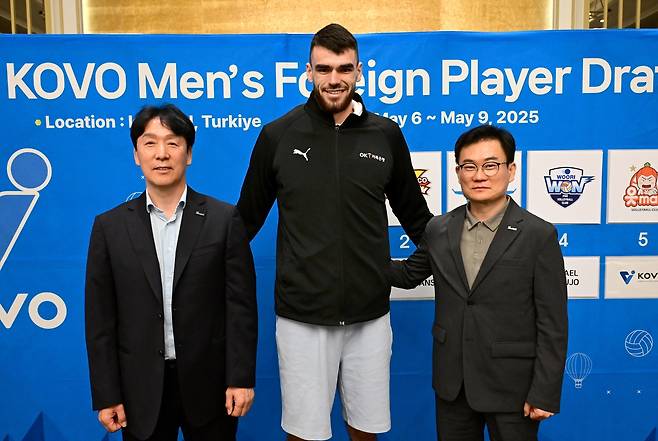 신영철 감독(왼쪽)과 함께 선 디미트로프(중앙) [한국배구연맹 제공. 재판매 및 DB 금지]