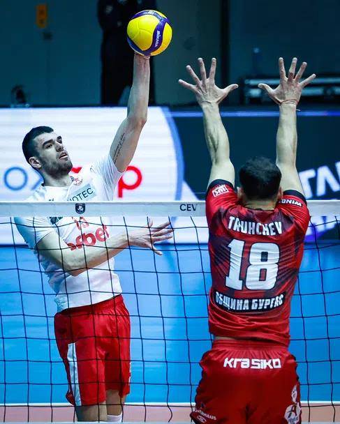 스파이크하는 드미트로프(왼쪽) [몽펠리에 구단 홈피 캡처. 재판매 및 DB 금지]