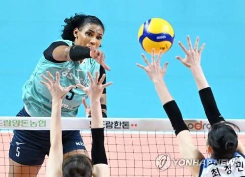 GS칼텍스와 재계약한 실바(왼쪽) [한국배구연맹 제공. 재판매 및 DB 금지]