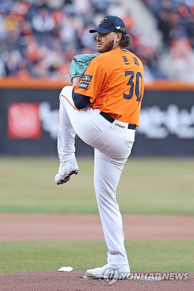 투구하는 폰세 (대전=연합뉴스) 28일 대전 한화생명 볼파크에서 열린 2025 신한 SOL 뱅크 KBO리그 프로야구 한화 이글스와 KIA 타이거즈의 경기. 선발투수로 나선 한화 폰세가 투구하고 있다. 2025.3.28 [한화이글스 제공. 재판매 및 DB 금지] swan@yna.co.kr