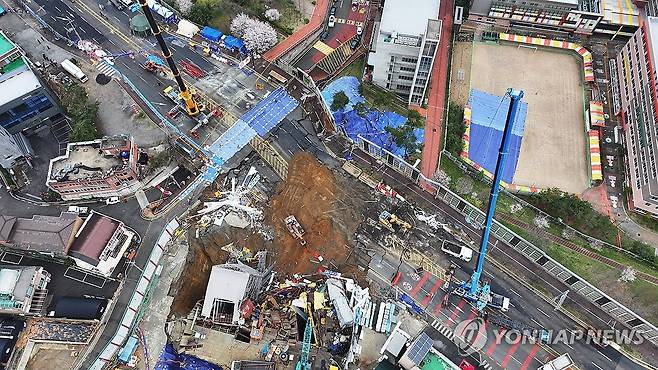 신안산선 공사장 붕괴 현장 (광명=연합뉴스) 지난달 11일 경기도 광명시 양지사거리 부근 신안산선 복선전철 제5-2공구 지하터널 공사 현장과 상부 도로가 함께 붕괴하는 사고가 났다. 2025.4.14 [연합뉴스 사진. 재판매 및 DB 금지]