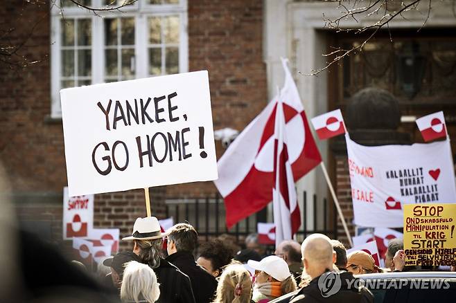 3월 29일(현지시간) 덴마크 주재 미국 대사관 앞에서 열린 시위 모습.  [EPA 연합뉴스 자료사진. 재배포 및 DB 금지]
