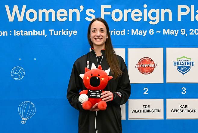 정관장 인형을 든 자네트 [한국배구연맹 제공. 재판매 및 DB 금지]