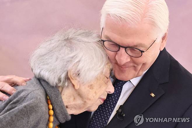 마르고트 프리틀렌더(왼쪽)와 독일 대통령 [EPA 연합뉴스 자료사진. 재판매 및 DB 금지]