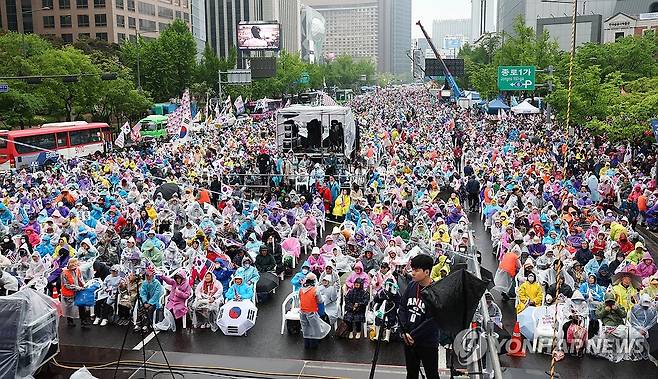 6.3 대선 전 마지막 광화문 국민대회 개최 (서울=연합뉴스) 김인철 기자 = 10일 서울 광화문 세종대로사거리에서 대한민국바로세우기운동본부(대국본) 주최로 열린 광화문 국민대회에서 참가자들이 태극기를 흔들고 있다. 2025.5.10 yatoya@yna.co.kr