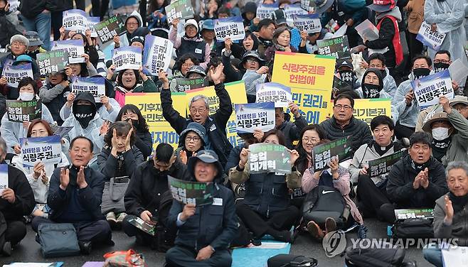 거리로 나와 구호 외치는 농민들 (서울=연합뉴스) 김인철 기자 = 10일 서울 종로구 광화문 동십자각 앞에서 열린 내란농정 청산 농업대개혁 실현 범시민대회에서 참가자들이 구호를 외치고 있다. 2025.5.10 yatoya@yna.co.kr
