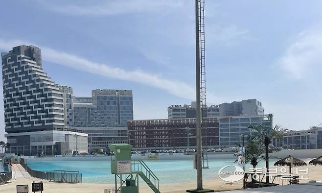 국내 최대 인공서핑장인 시흥 웨이브파크 전경. 손용현기자