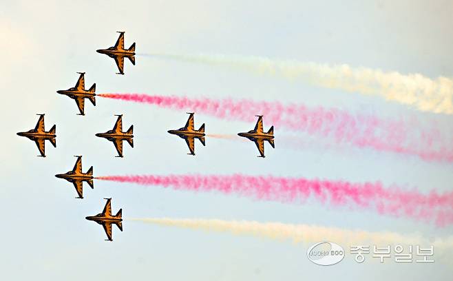 11일 오후 평택시 주한미공군 오산기지에서 열린 '오산 에어 파워 데이 2025'에서 공군 특수비행팀 블랙이글스가 화려한 에어쇼를 선보이고 있다. 김경민기자