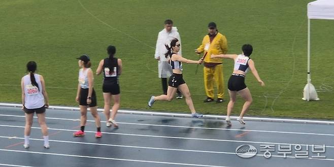 10일 가평종합운동장에서 열린 제71회 경기도체육대회 육상 대회 여일반부 2부 1천600m 계주서 가평군청 선수들이 선두를 유지하며 배턴을 전달하고 있다. 이건우기자