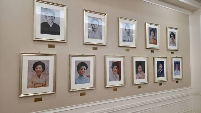 역대 대통령의 영부인 사진이 걸려있는 본관동 내부.