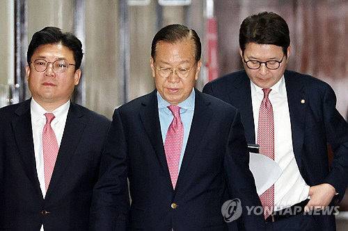 국민의힘 권영세 비상대책위원장이 10일 서울 여의도 국회에서 사상 초유의 대선 후보 교체에 대한 입장을 밝히기 위해 기자회견 장소로 이동하고 있다.