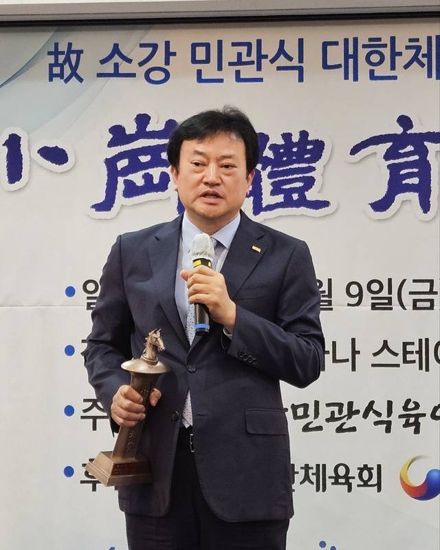 최근 서울 코리아나호텔에서 열린 제17회 소강체육대상 시상식에서 정강선 전북특별자치도체육회장이 공로상을 수상했다./전북체육회 제공