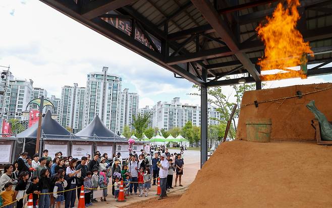 제21회 울산쇠부리축제가 열리고 있는 지난 10일 달천철장 제철실험장에서 솟아오르는 불길과 함께 울산쇠부리기술 재연 행사가 관람객들의 시선을 끌고 있다. 이수화 기자