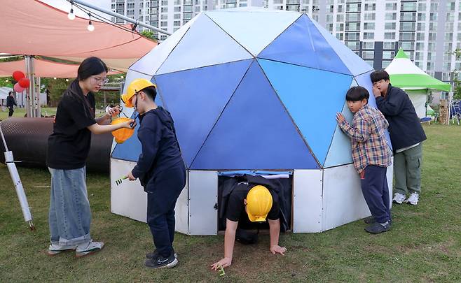 지난 10일 울산쇠부리축제가 열리고 있는 달천철장을 찾은 아이들이 랜턴이 달린 모자를 쓰고 모형 광산에 들어가 병뚜껑을 캐오는 광산 체험을 하고 있다. 이수화 기자