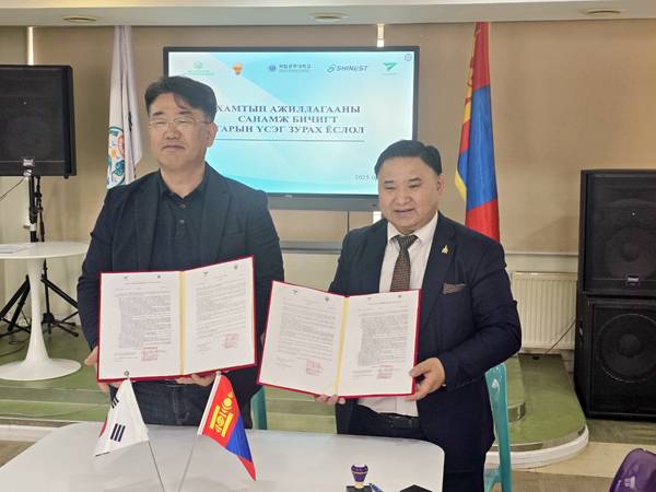 이언택(왼쪽) 코코드론 대표가 몽골 AI교육센터와 업무협약을 체결하고 있다. / 코코드론