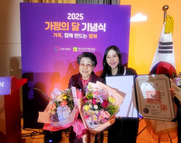 신신예식장 최필순 대표가 지난 8일 여성가족부가 개최하는 '2025 가정의 달 기념식'에서 국민훈장 목련장을 수상한 후 기념촬영을 하고 있다. / 창원시