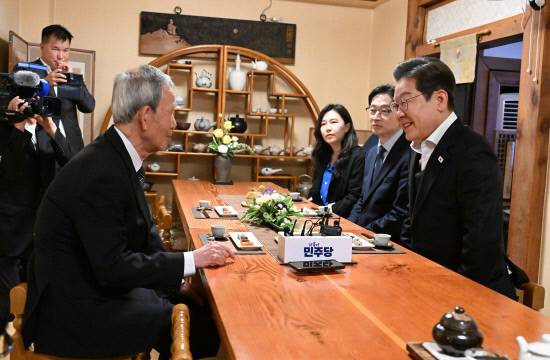 김장하 선생(왼쪽)과 민주당 이재명 대선 후보(오른쪽)가 지난 10일 진주의 한 전통찻집에서 만나 이야기를 나누고 있다. 이재명 후보 옆에는 민주당 김경수 총괄선거대책위원장, 강유정 국회의원.