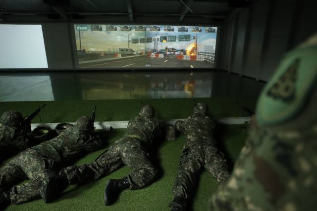 경기도의 한 예비군 훈련장에서 영상 모의사격 훈련을 실시하고 있는 모습. 연합뉴스