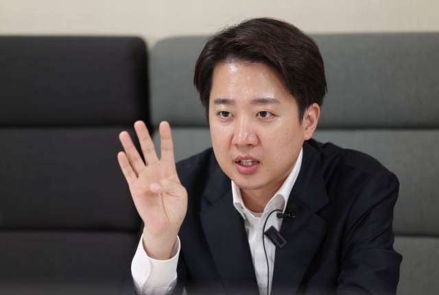 개혁신당 이준석 대선후보가 11일 <부산일보>와의 인터뷰에서 국민의힘의 후보 교체 사태에 대해 “탄핵 이후 ‘쌍권’(권영세·권성동) 지도부가 해야할 일을 하지않고 시간만 보내다가 막판 대형사고 터진 것”이라고 지적했다. 정종회 기자 jjh@