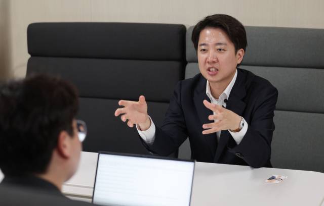 개혁신당 이준석 대선후보가 11일 <부산일보>와의 인터뷰에서 지역균형발전을 위해 지방의 자율성을 높여야 한다며 이를 위해 “법인세율과 최저임금을 지자체와 지방의회가 정하도록 해야한다”고 말했다. 정종회 기자 jjh@