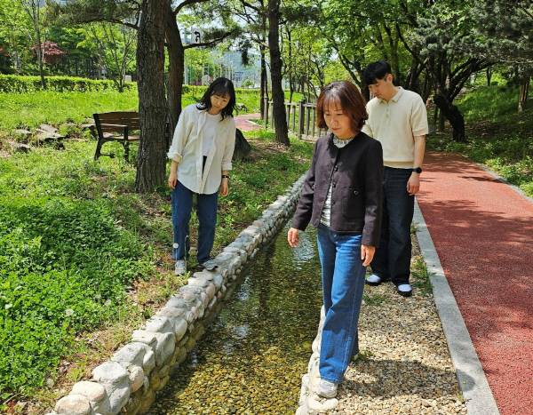 최은희 환경관리팀장이 팀원들과 함께 스마트그린도시 조성사업인 상주 북천시민공원의 생태계류 현장을 확인하고 있다.