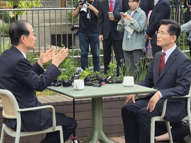 김문수 국민의힘 대선 후보(오른쪽)가 지난 8일 한덕수 전 국무총리와 국회 사랑재에서 후보 단일화 관련 회동을 하고 있다.