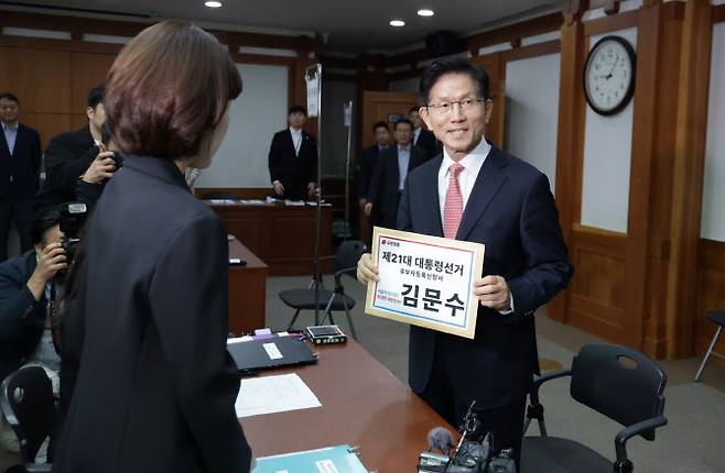 [이데일리 노진환 기자] 국민의힘 김문수 대통령 후보가 11일 오전 경기 과천시 중앙선거관리위원회에서 제21대 대통령선거 후보자 등록을 하고 있다.