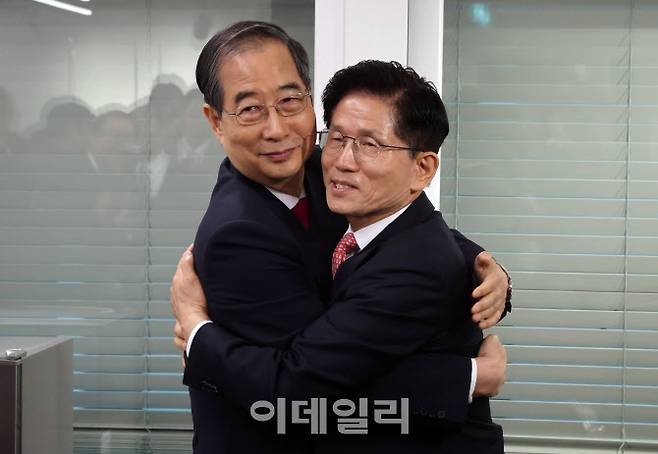 [이데일리 방인권 기자] 김문수 국민의힘 대선후보와 한덕수 전 국무총리가 11일 서울 여의도 국민의힘 대선후보 사무실에서 회동을 마친 뒤, 포옹하고 있다.