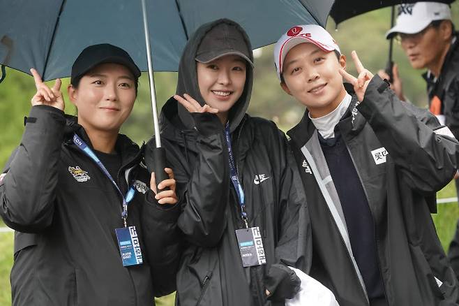 왼쪽부터 전 축구선수 심서연과 배우 고원희, 김효주(사진=아람코코리아챔피언십 대회조직위 제공)