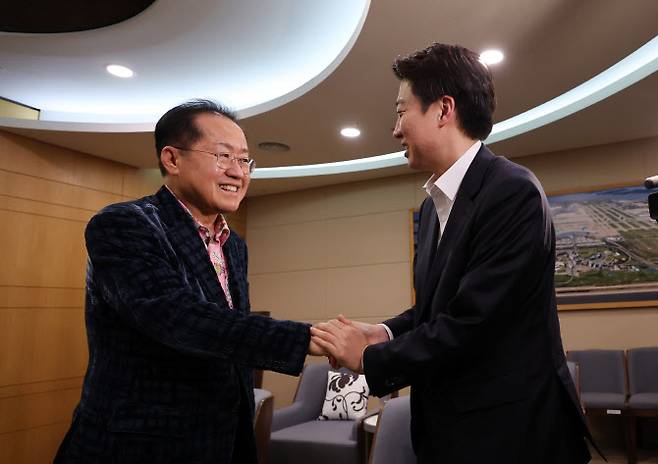 홍준표 전 대구시장이 10일 오후 인천국제공항 제1여객터미널에서 미국 출국을 앞두고 배웅온 이준석 개혁신당 대선후보와 악수를 나누고 있다. (사진 = 뉴시스)