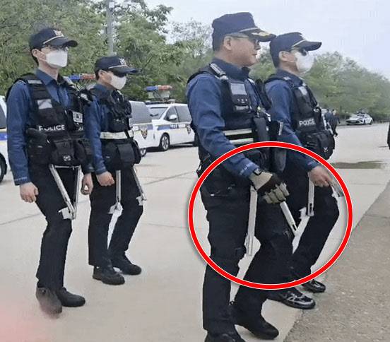 서울경찰청 기동순찰대가 11일 서울 셔의도한강공원에서 웨어러블 로봇을 착용한 모습을 시연하고 있다. (영상= 방보경 기자)