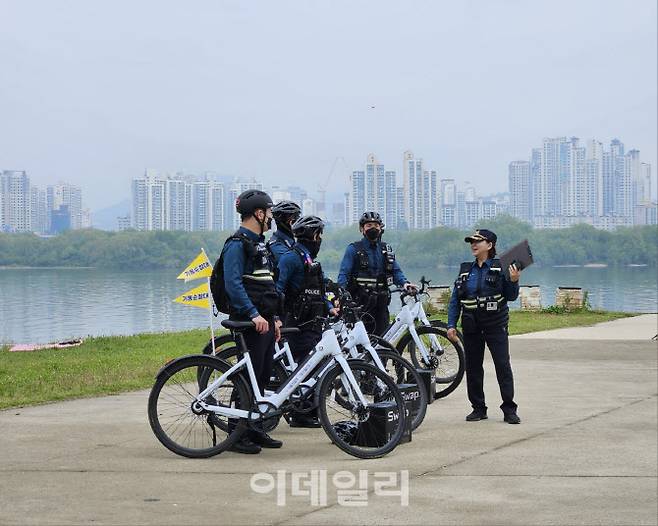 11일 전기자전거 옆에 서 있는 기동순찰대 모습 (사진=방보경 기자)