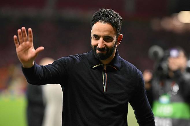 2025년 5월 9일(한국 시간), 영국 맨체스터 올드 트래포드. 맨체스터 유나이티드의 루벤 아모림 감독이 아틀레틱 빌바오와의 UEFA 유로파리그 준결승 2차전 승리를 확정짓고 환호하고 있다.