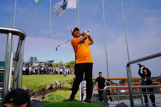 11일 오후 제주월드컵경기장에서 '아일랜드 샷'을 재현한 최경주 (사진=SK텔레콤 오픈 2025)